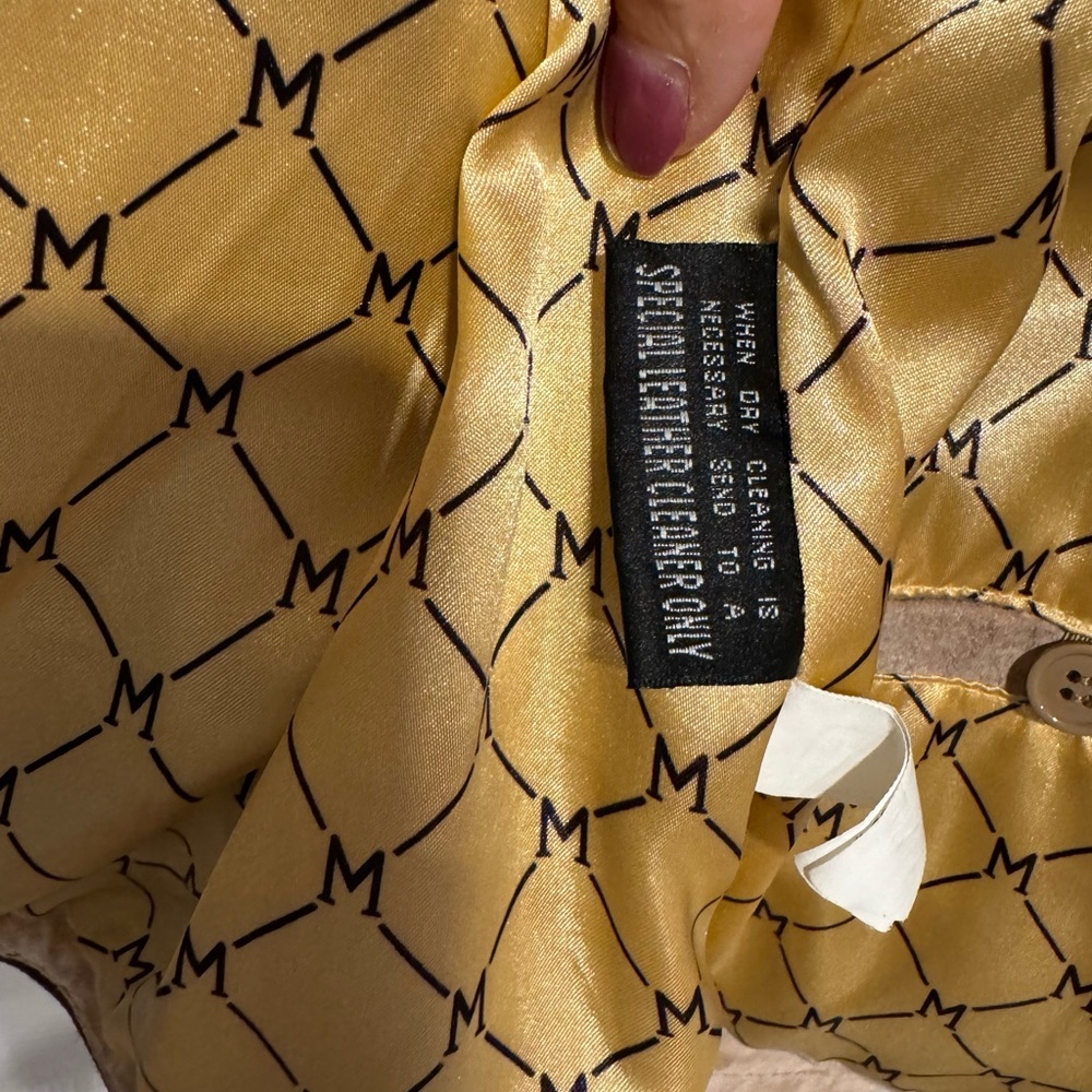 Maxima Women’s Suede Tan Jacket Size Small Tailored Fit 3 button closure - Picture 7 of 9